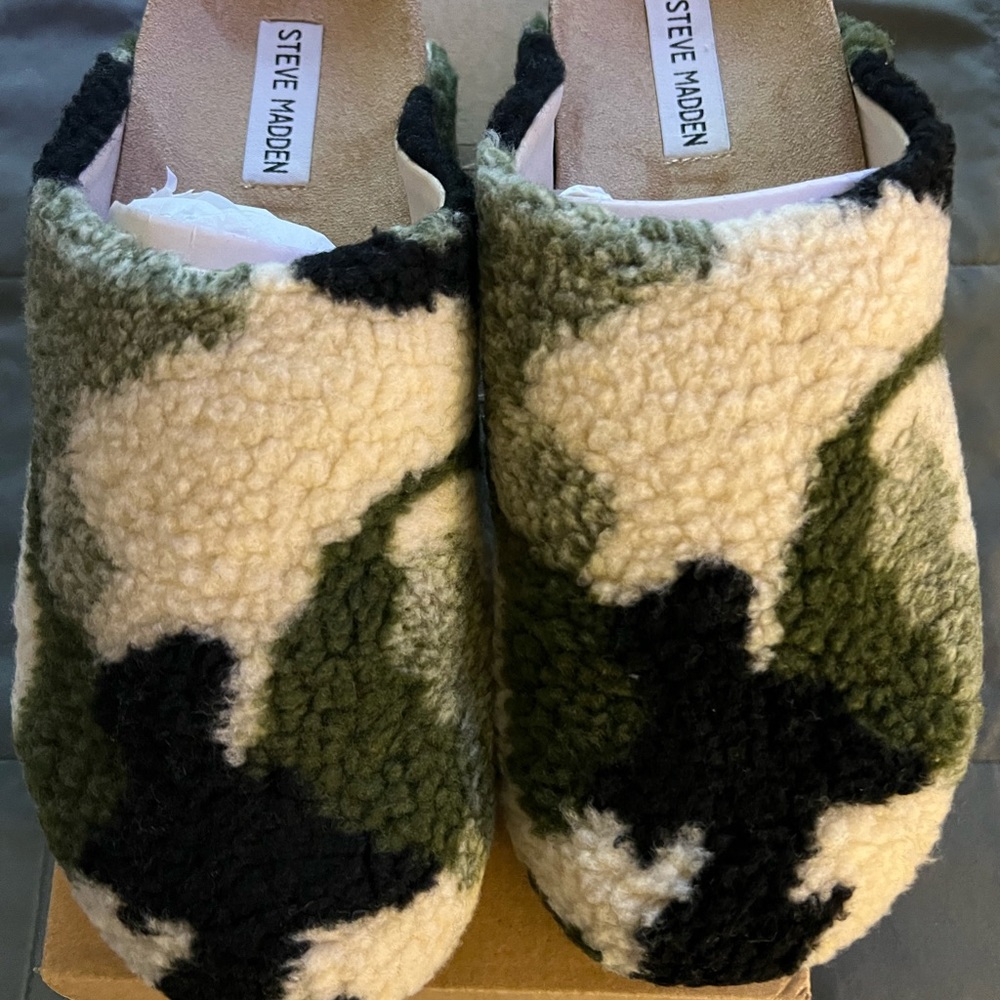Steve Madden Camo clogs